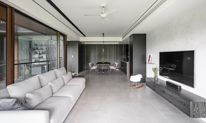 Gạch lát sàn màu xám đơn giản kết nối không gian ban công với những khu vực chức năng khác trong nhà.