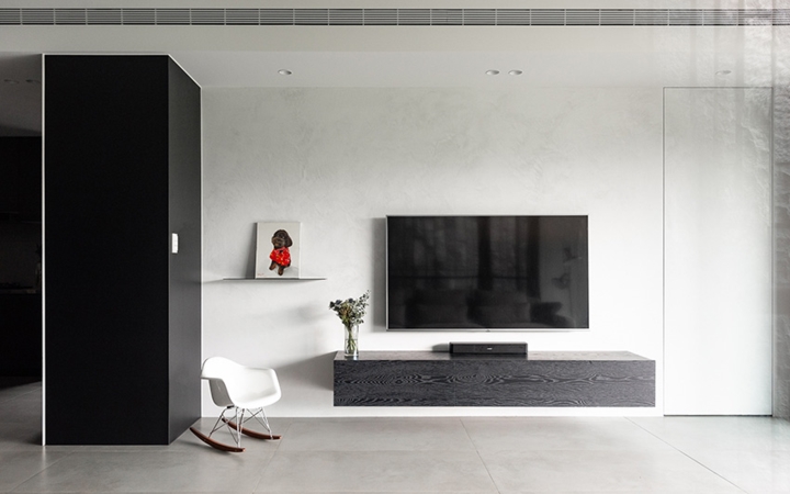 Đồ đạc trong phòng khách chủ yếu đáp ứng các nhu cầu cơ bản, tạo sự thông thoáng.