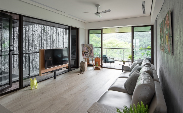  Kệ tivi và ghế sofa kê theo chiều dọc của tường để không cản đường đi của ánh sáng.