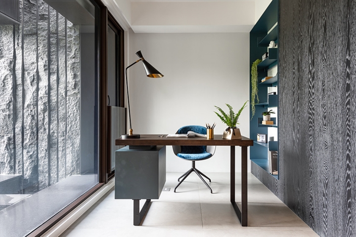   Góc làm việc đầy đủ ánh sáng đáp ứng nhu cầu đọc sách, thư giãn của chủ nhân.