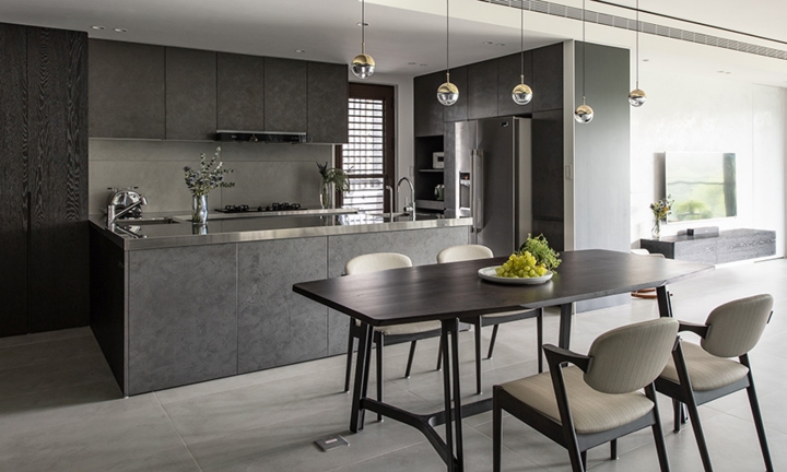 Tủ bếp màu xám dễ dàng phối hợp với nội thất khác.
