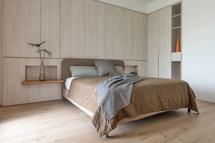Thiết kế tủ âm tường giúp không gian phòng ngủ thêm thoáng đãng.