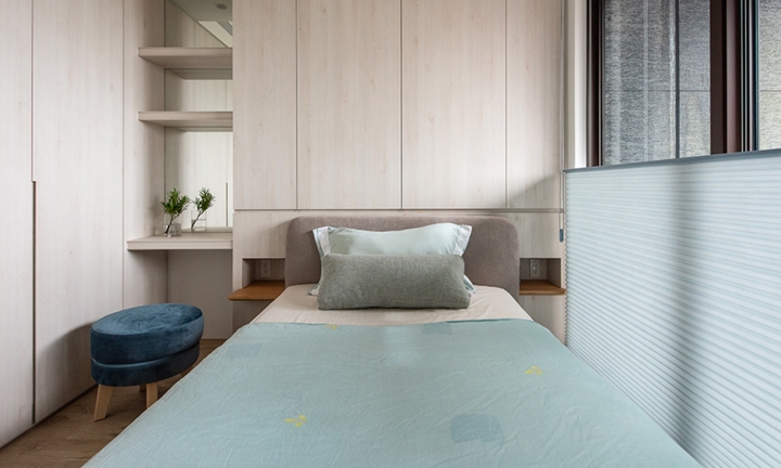 Phòng ngủ trẻ em sắp xếp nội thất đơn giản và dễ dàng thay đổi về sau.