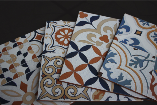  Họa tiết trên từng phần viên gạch thiết kế đối xứng cùng việc phối các màu sắc một cách sống động, bắt mắt như: màu xanh lam, vàng, cam, nâu đất... Gia chủ có thể dùng gạch để ốp hay lát để làm đẹp các không gian sống của gia đình.