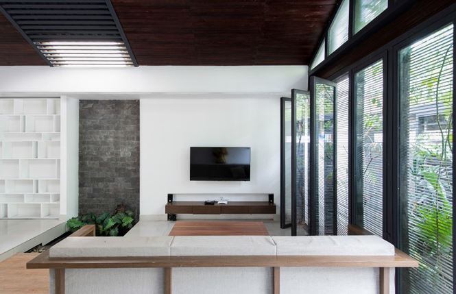 Phòng khách với thiết kế trang nhã kết hợp cùng cửa kính xung quanh mang lại cảm giác rất dễ chịu và trong lành cho gia chủ.