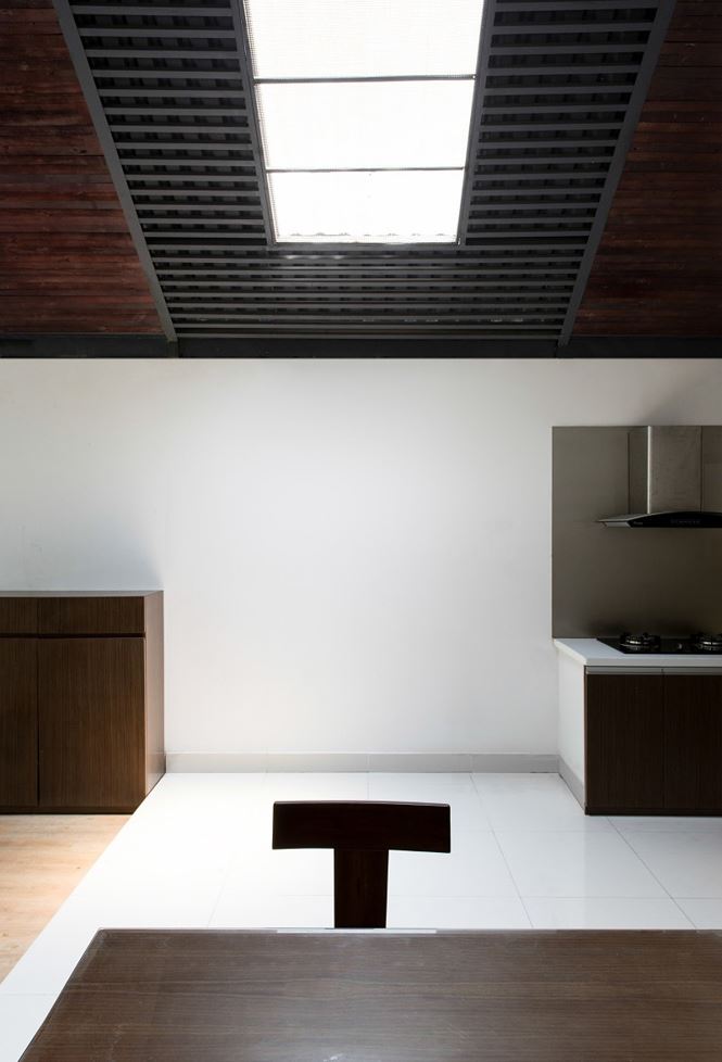  Khu vực bếp khá rộng rãi và thoáng đãng với gam màu trang trí tự nhiên và cổng trời lấy ánh sáng trực tiếp.