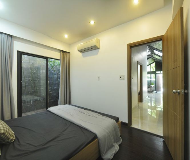 Hai phòng ngủ được xây dựng tiếp nối với nhau, các cửa kính xung quanh giúp nhìn ra phía sân bên ngoài.