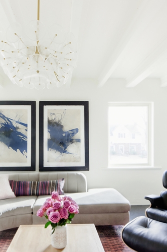 Hai bức tranh đặt bên trong tường hai khung cửa sổ làm căn phòng bớt nhàm chán và tạo thêm sự liên kết với tổng thể không gian.