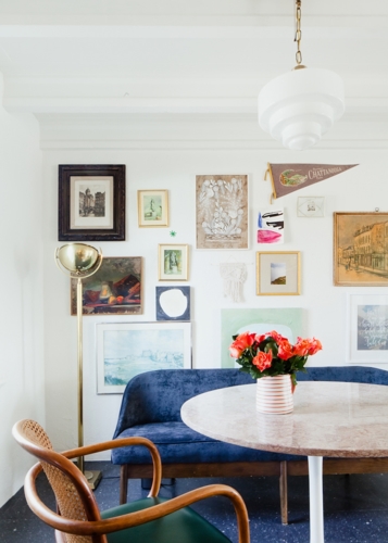 Để liên kết tổng thể thì trên tường là những khung ảnh trang trí được sắp đặt ngẫu nhiên cùng với màu sắc như xanh, nâu, vàng, xám…