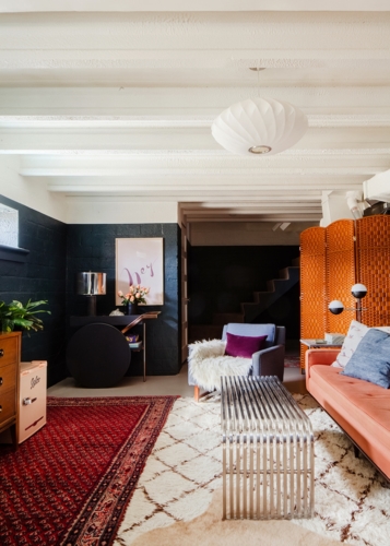 Gối đệm, hoa, đèn trang trí được tận dụng triệt để tạo thêm nét mới lạ cho không gian.