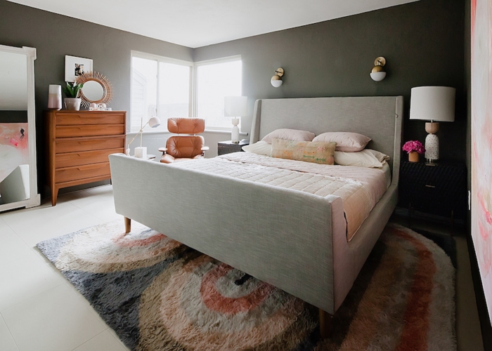 Không gian phòng ngủ lớn cần đảm bảo sự thoái mái nhất cho gia chủ nên có tông màu tối giản cùng với cách bài trí tiện lợi.