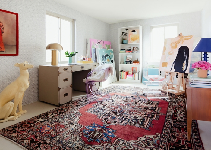  Phòng làm việc với không gian làm việc khơi gợi sáng tạo được kết hợp từ bàn ghế, tủ, tranh và tượng, cũng như đèn bàn và thảm trải thổ cẩm. Nước sơn tường được giữ ở chế độ tối giản nhất để mang lại tổng thể hài hòa.