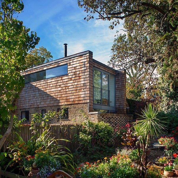 Các KTS đã cải tạo dự án thành một ngôi nhà 3 phòng ngủ, bao gồm một tầng hầm với các giếng trời, kính là vật liệu được sử dụng nhiều trong cấu trúc chính của ngôi nhà nhằm tạo ra một không gian sống mở cho người cư ngụ.