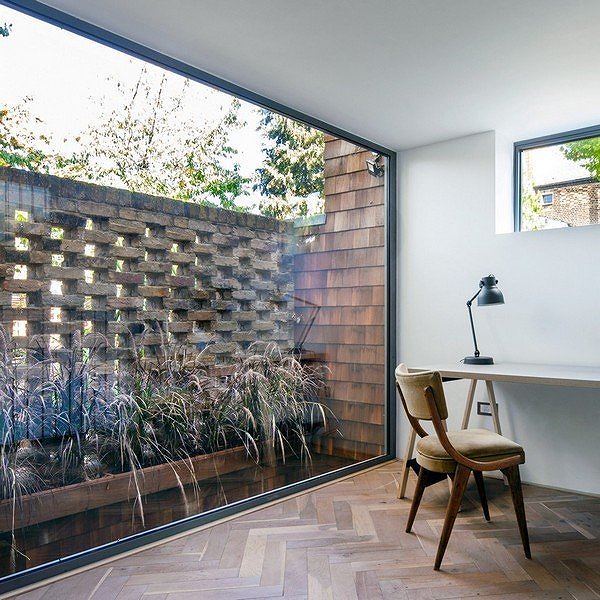 Bức tường đục lỗ cổ kính nhìn ra vườn.