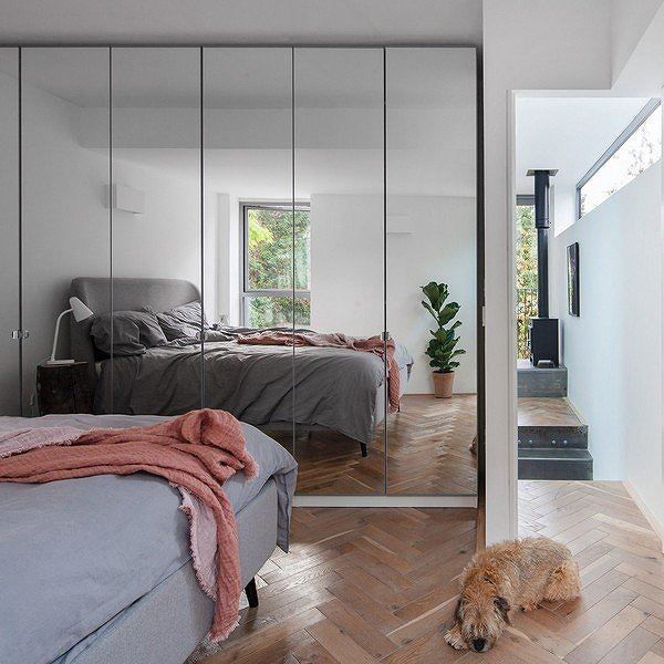  Phòng ngủ chính nằm ở tầng trên cùng.