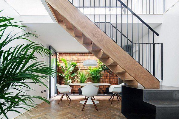  Nội thất trong nhà khá tối giản và gọn nhẹ nhằm tăng thêm khoảng trống, tạo cảm giác rộng rãi, thoải mái.