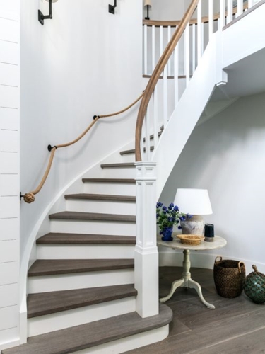  Lan can là một điểm nổi bật để trang trí: Phần lan can phía trong được làm bằng dây thừng, lan can bằng gỗ ở phía đối diện, tạo nên phong cách khá lạ mắt.