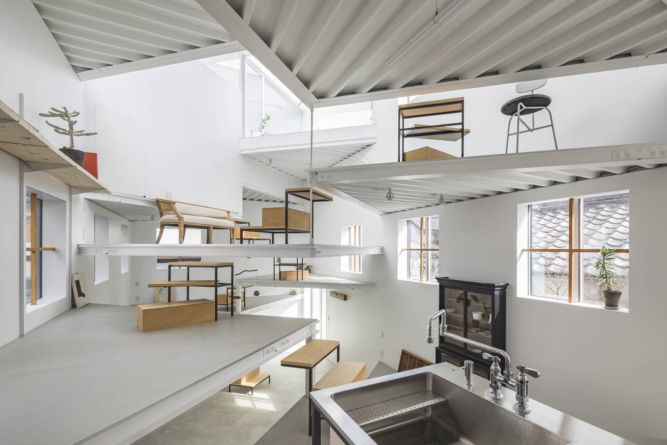 Các sàn nhà được xây theo hai hình xoắn ốc, giúp tạo ra nhiều lối đi trong nhà và cho phép tách biệt các phòng khác nhau.