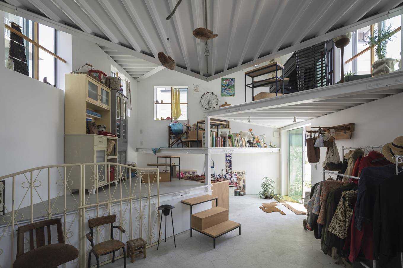 Ngay khi bước vào nhà, người ta thấy các món đồ bày biện nhiều như cửa hàng