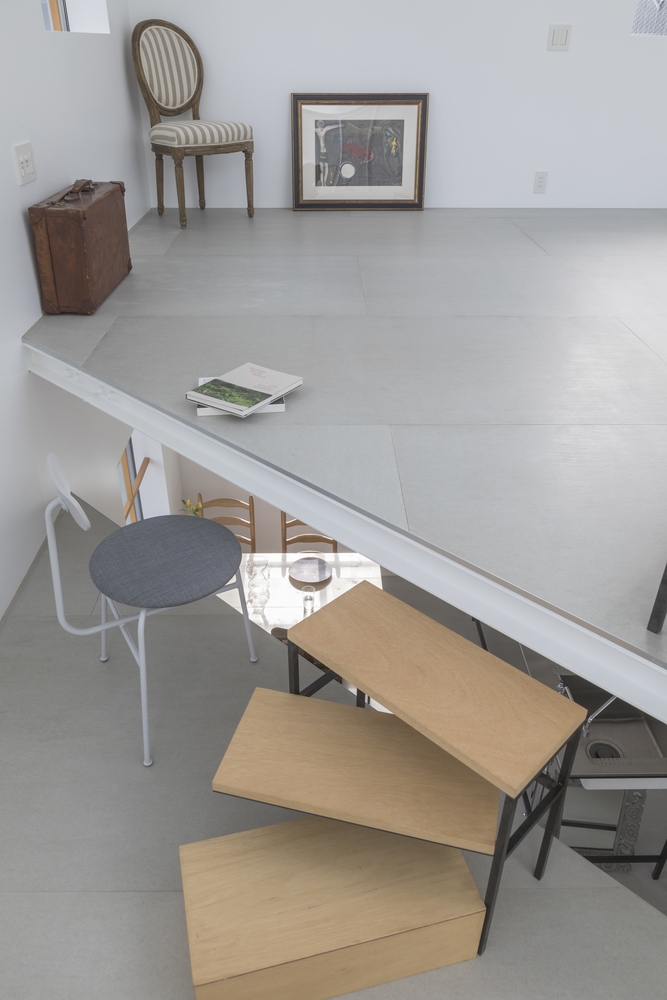  Ngôi nhà kỳ lạ này bắt đầu khởi công từ năm 2017, là một trong 5 ngôi nhà giành chiến thắng tại hạng mục Ngôi nhà của năm 2018 do tạp chí Deezen bình chọn. Nó cũng lọt vào danh sách Những ngôi nhà của năm 2018 (gồm 80 công trình) của trang web kiến trúc nổi tiếng thế giới Archdaily.