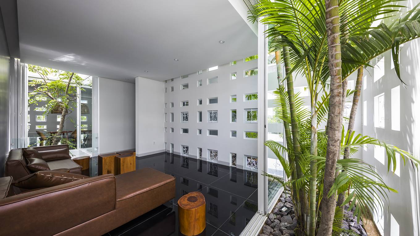  Ngoài ra, để tăng hiệu ứng thẩm mỹ, khả năng thông gió và ánh sáng, các bức tường phía bên hông và sau nhà cũng được lắp các ô kính nhỏ. Tổng cộng nhà có 438 lỗ ánh sáng.