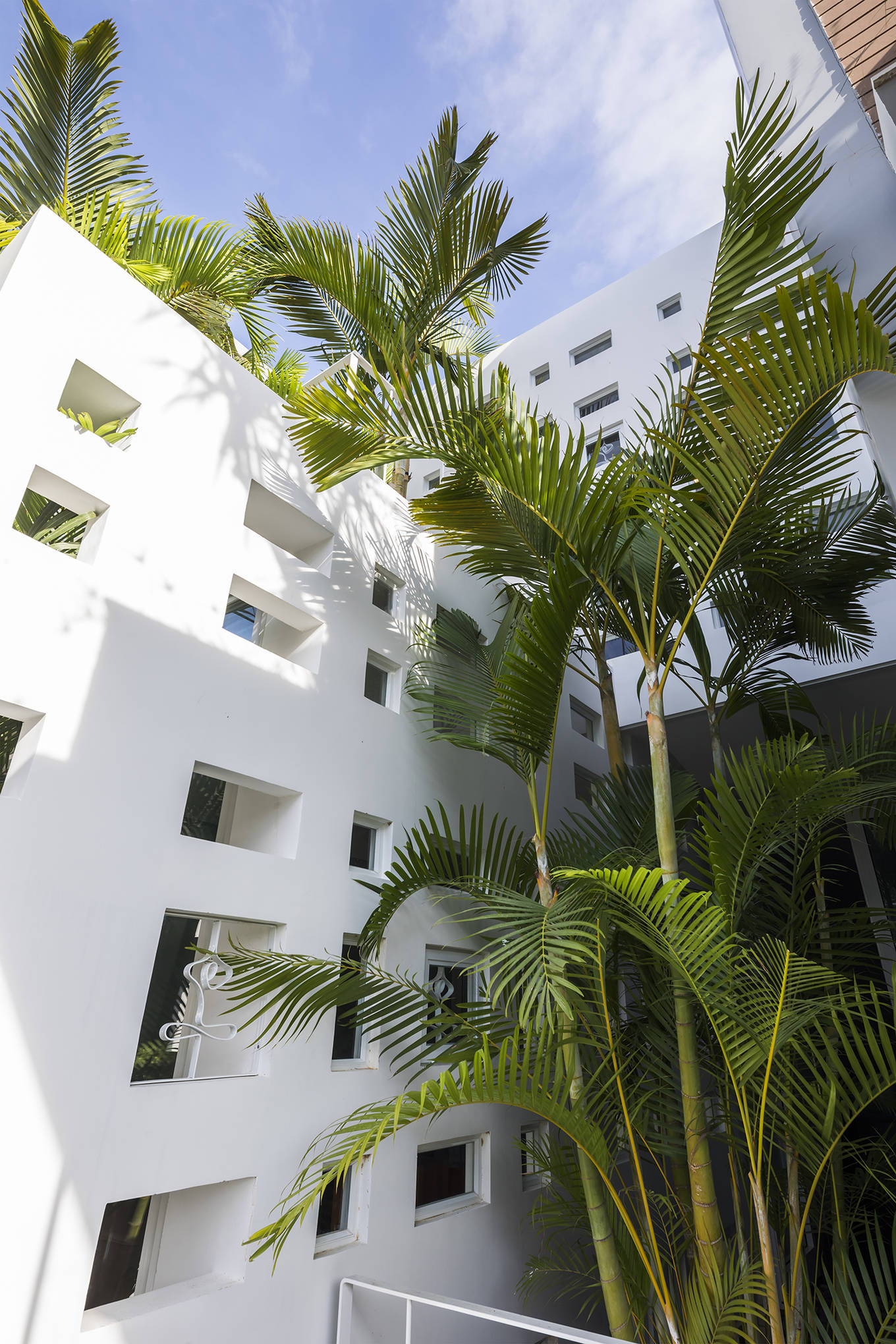  Tổng hợp các yếu tố tông màu và vật liệu tối giản, lớp vỏ bao che công trình, các mảng cây xanh giúp ngôi nhà có hiệu ứng thẩm mĩ đồng thời luôn thoáng mát dù hướng Tây Tây Nam. Vì thế ngôi nhà được trang kiến trúc nổi tiếng thế giới Archdaily gọi là 