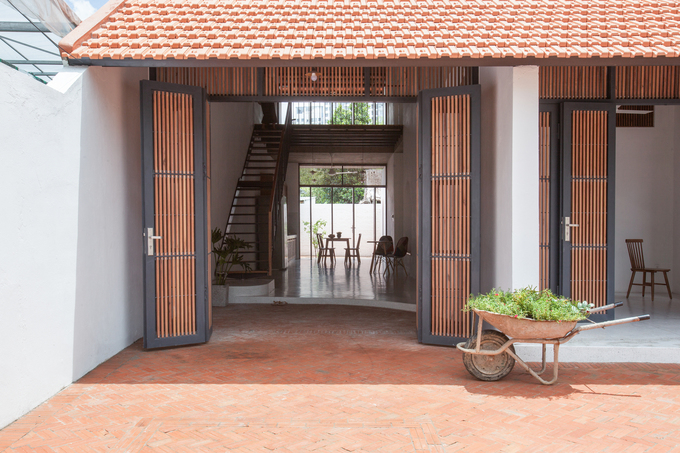  Bề mặt mái lớn giúp ngôi nhà thích nghi với các điều kiện thời tiết địa phương, như hai mùa mưa nắng rõ rệt, nhiệt đới gió mùa. 