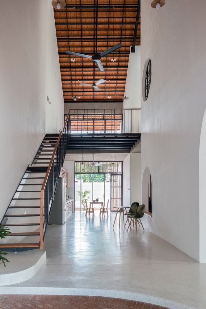 Mái dốc, trải liên tiếp từ đỉnh tầng ba xuống hiên tầng trệt, tạo ra nhiều khoảng thông tầng, giúp không gian nhà như thoáng rộng hơn đồng thời các thành viên trong gia đình dễ dàng nhìn thấy nhau.