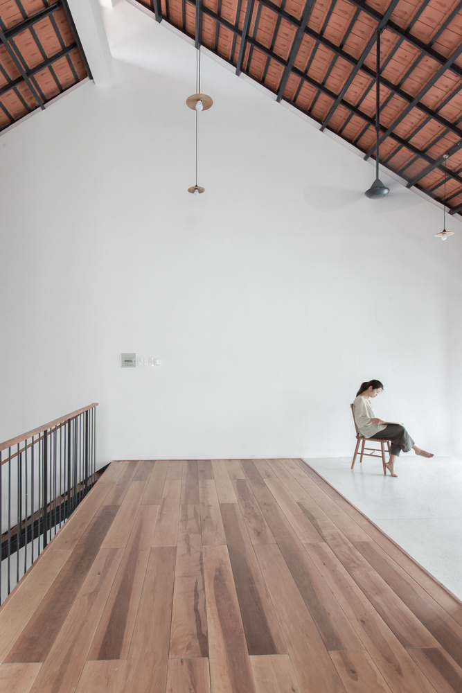  Hệ thống mái lệch giúp cho không khí được lưu thông xuyên suốt theo chiều dọc của nhà.