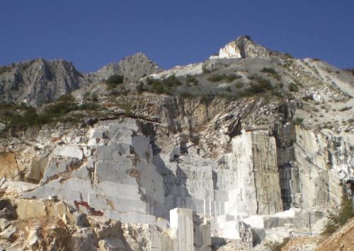 Sản phẩm mô phỏng lại vân đá tự nhiên, gam màu tương phản thường được kết hợp với nhau là trắng, đen, xám, và nâu đất, vàng nâu, nổi tiếng như đá cẩm thạch Calacatta tại vùng Carrara (Italy), đá cẩm thạch đen tại vùng Faridabad, Ấn Độ,... Vân đá tự nhiên sẽ được chọn lọc đưa vào các thiết kế gạch ốp lát, giữ nguyên vẻ đẹp nguyên sơ của chúng.  