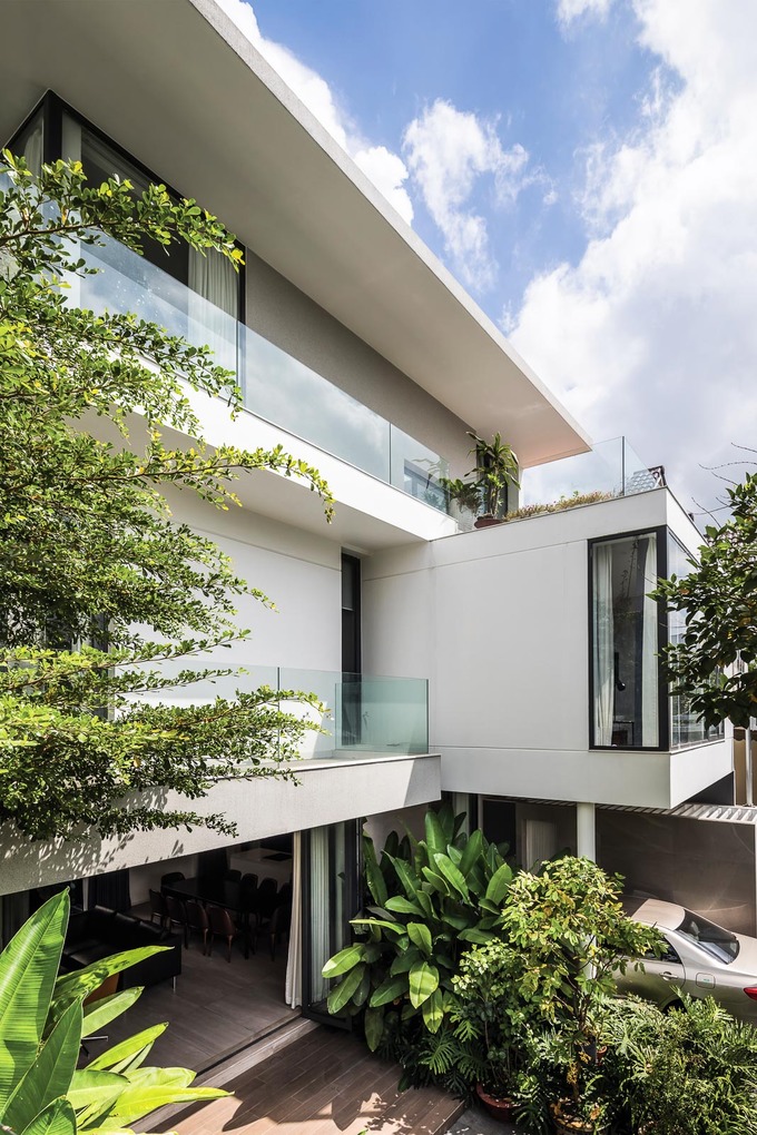 Trước đây, miếng đất 207 m2 vốn là một căn nhà nhỏ với vườn cây bao quanh nằm tại một khu dân cư ở Hiệp Phú, quận 9. Gia chủ muốn có một nơi ở mới tiện nghi cho bốn người nhưng vẫn giữ được những cây xanh lớn từng gắn bó với gia đình