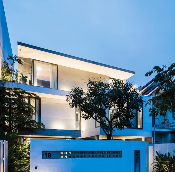 Nhóm kiến trúc sư Lê Thanh Phong, Nguyễn Ngọc Thanh Trang, Nguyễn Hữu Tâm (Group A Architects) đã quyết định biến cây xanh trở thành một loại vật liệu của công trình. Nhà hoàn thành vào đầu năm 2018.