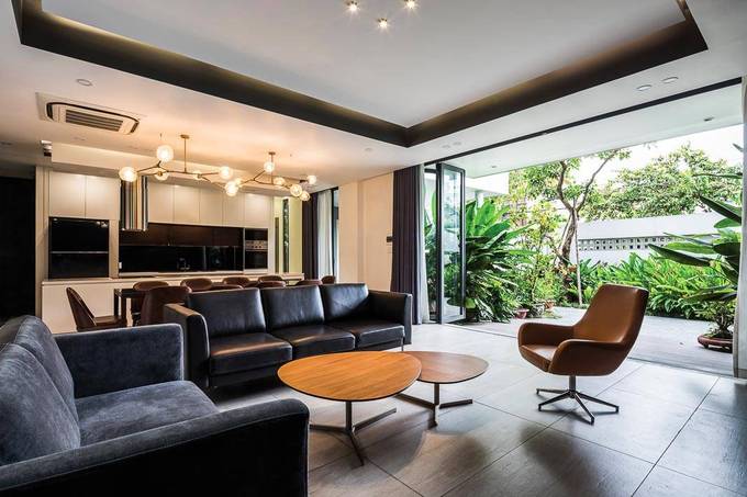 Toàn bộ tầng trệt là không gian sinh hoạt chung của gia đình với phòng khách, bếp, phòng ăn liên thông. Khi gia đình tổ chức đám tiệc đông người, gara sẽ được kết hợp lại để có một không gian rộng lớn hơn.