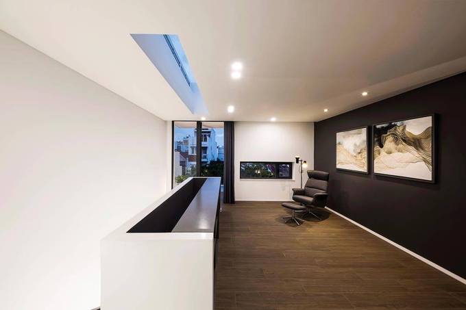  Khoảng đệm ngay khu vực cầu thang trở thành góc sinh hoạt chung trên lầu, giúp các thành viên gia đình gắn kết với nhau hơn.