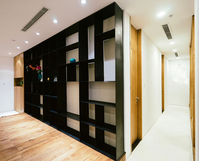  Các bức tường được bố trí những hệ kệ lớn với nhiều kích cỡ khác nhau, làm nơi lưu giữ những kỷ vật, những bức hình... của gia đình.