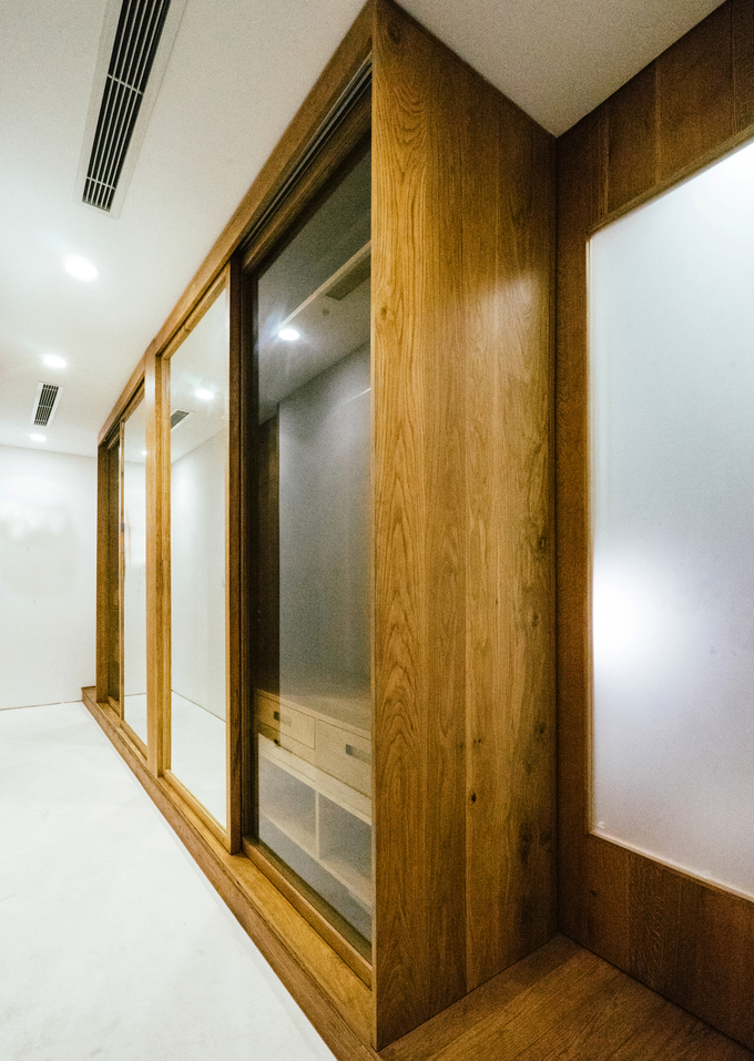 Tổng chi phí cải tạo toàn bộ căn hộ, bao gồm phần thay đổi cấu trúc căn hộ cũ, phần xây dựng hoàn thiện và phần nội thất (kệ, tủ, bàn, giường...) là 950 triệu.