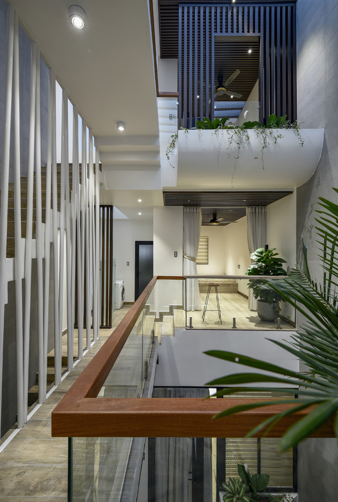  Ngôi nhà hạn chế tối đa việc xây tường, thay vào đó là hệ thống vách kính, rèm... để từ không gian giao thoa, người vợ hay người chồng đều có thể dễ dàng nhìn thấy nửa kia và con của mình đang làm gì.