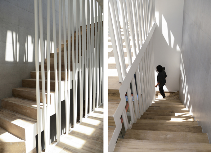 Cầu thang không chỉ là luồng giao thông trong nhà mà còn là không gian giúp người đi có cảm giác thư giãn như đi dạo. Một hệ thống lan can với sắt phi 40 được dựng lên, vừa giúp bảo vệ an toàn cho trẻ nhỏ, vừa như một điểm nhấn trang trí.