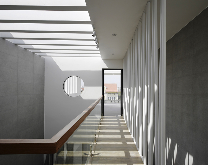  Mái nhà lắp kính góp phần không nhỏ đưa ánh sáng chan hòa khắp ngôi nhà.