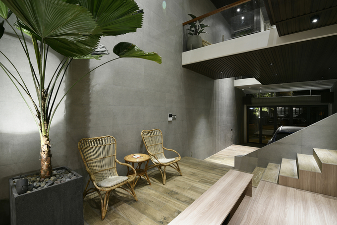 Ngôi nhà dù dạng ống, có gara ô tô đặt ngay tầng trệt nhưng nhìn từ bên ngoài cũng như khi bước vào nhà, người ta không bị cảm giác ngộp, bí.