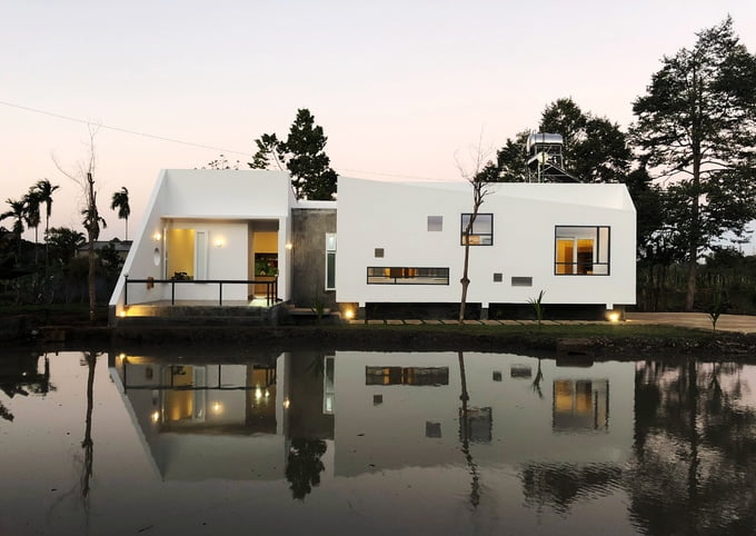  Ngôi nhà bên hồ xây một tầng, có diện tích mặt sàn 105 m2 nằm ven một thị xã nhỏ ở Đắk Lắk. Đây là nơi sinh sống của một chàng trai 8x độc thân cùng mẹ và em gái.
