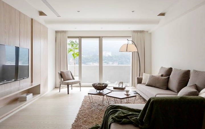Nội thất tối giản giúp ánh sáng có thể đi thẳng vào phòng khách mà không bị cản trở.