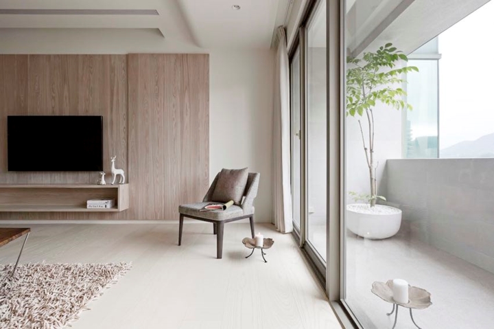  Cửa trượt ngăn khoảng cách phòng khách với ban công.