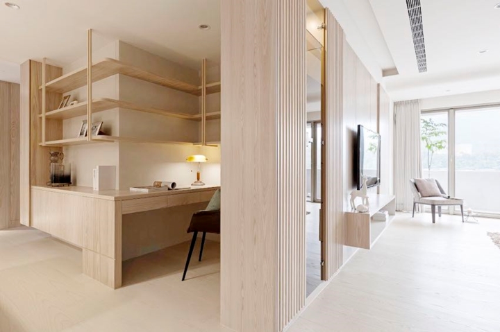  Ngay sau phòng khách là bàn làm việc với nhiều kệ khác nhau, có thể sử dụng cho cả bố mẹ làm việc và con cái học bài.