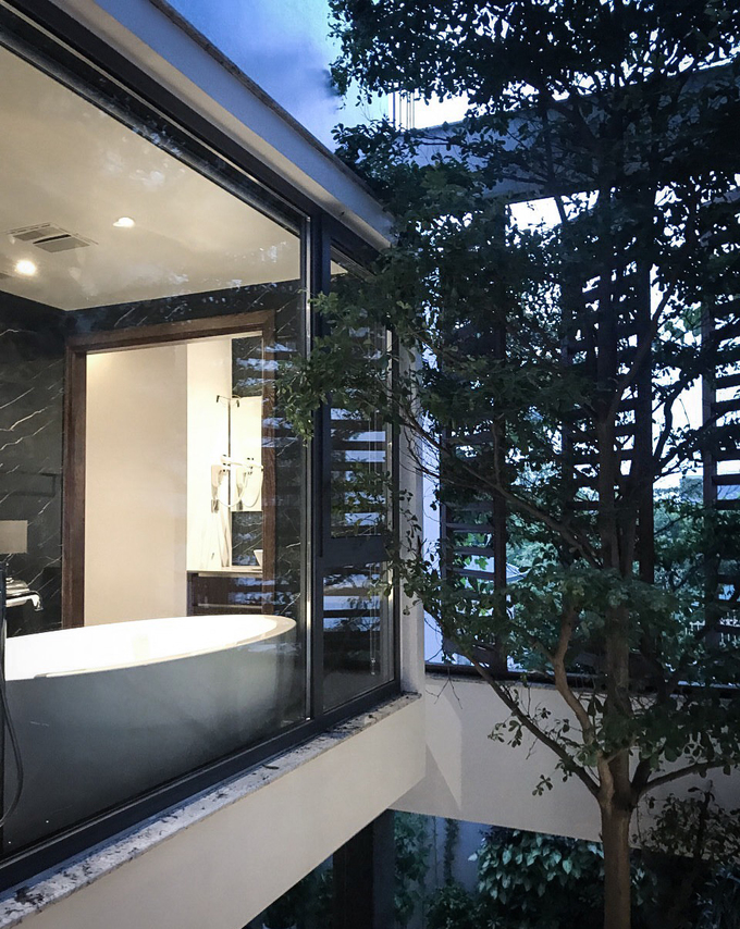   Dựa trên chiều dài khu đất gần 40 m, kiến trúc sư Hoàng Minh Tuệ cùng các đồng nghiệp tại Ray Architecture đã quyết định thiết kế ba khối công năng riêng biệt, nằm xen kẽ với hai giếng trời. Với tổng diện tích hơn 50 m2, hai giếng trời mang ánh sáng và gió tràn ngập khắp nhà dù gia chủ đóng cửa phía trước.