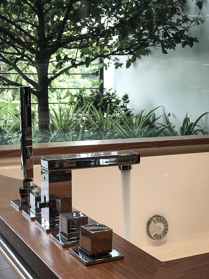 Ngoài hai giếng trời, trong khuôn viên biệt thự còn có sân vườn phía trước, phía sau và hai bên cạnh nhà để từ bất cứ vị trí nào trong nhà cũng có thể nhìn thấy mảng xanh thiên nhiên.