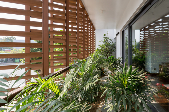 Hệ lam gỗ vừa có tác dụng chắn nắng vừa có tác dụng hạn chế tầm nhìn trực tiếp từ bên ngoài (đường lớn, nhà liền kề..) vào các không gian sinh hoạt, giúp cho công trình tuy “mở” tối đa nhưng vẫn đảm bảo yếu tố “đóng”, tạo sự riêng tư cho các hoạt động của gia đình.