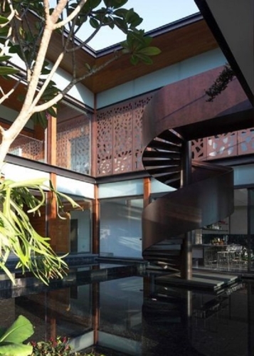 Cầu thang lớn: Cho dù là trong nhà hoặc ngoài trời, cầu thang lớn là lối đi dẫn đến các bữa tiệc xa hoa.