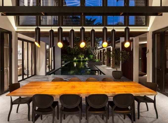 Nhiều không gian giải trí: Một bàn ăn 10 chỗ ngồi có thể vượt quá nhu cầu của gia đình bạn, nhưng sẽ không đủ cho các buổi tiệc tùng như thấy trong Crazy Rich Asians. Căn biệt thự này do Timur thiết kế có phòng ăn mở ra một sân nhỏ, nơi có nhiều bàn ghế hơn để sẵn sàng cho những bữa tiệc thật sự lớn.