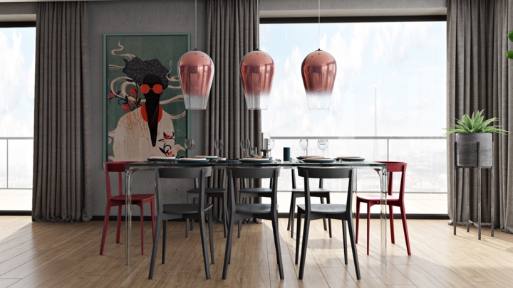 Đèn phòng ăn bằng đồng có cùng màu sắc với hai chiếc ghế ăn ở hai đầu thể hiện sự tỉ mỉ và khéo léo của chủ nhân trong bố trí nội thất. Tường bằng bê tông làm nổi bật bức tranh treo bên ngoài.